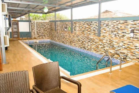 Swim-up bar