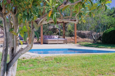 6 outdoor pools, open 8:00 AM to 7:00 PM, pool umbrellas, sun loungers