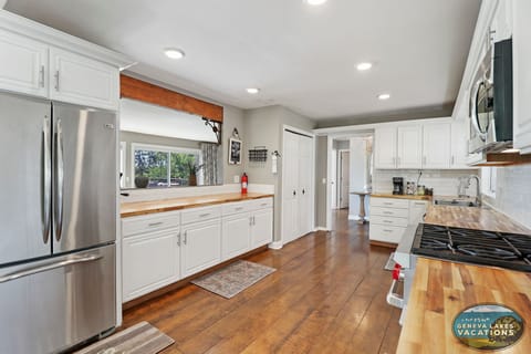 Huge Kitchen fully equipped, gas stove, drip coffee maker