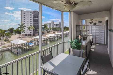 Find Your Paradise Here! Fabulous Waterfront View from Casa Marina 621