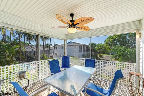 Island Palms swaying in the Gulf Breezes - Sit out and relax on your Screened In Porch