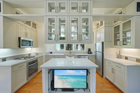 UPDATED KITCHEN W/CENTER ISLAND