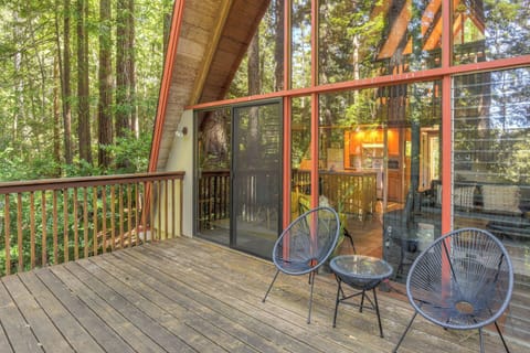 Balcony with outdoor eating