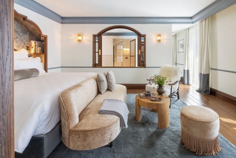 Grand Suite, Balcony | In-room safe, desk, laptop workspace, blackout drapes