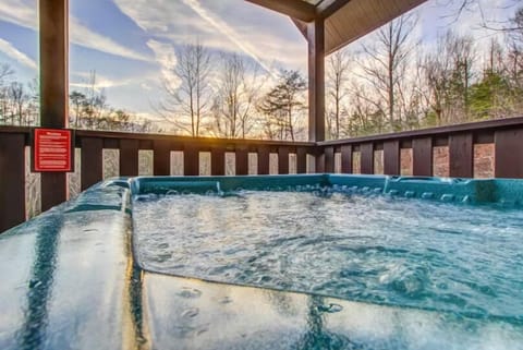 Private hot tub open 24/7