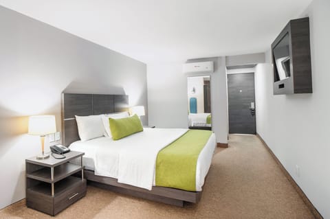 Standard Room, 1 King Bed | In-room safe, desk, laptop workspace, iron/ironing board