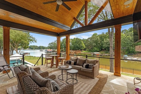 House (5 Bedrooms) | Interior