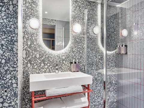 Premium bedding, in-room safe, blackout drapes, soundproofing