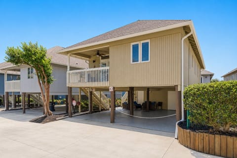 Stunning Beach Cottage Walk to Beach with Pool