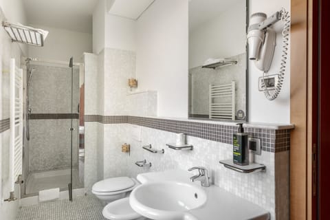 Standard Twin Room, Non Smoking | Bathroom | Free toiletries, hair dryer, bidet, towels