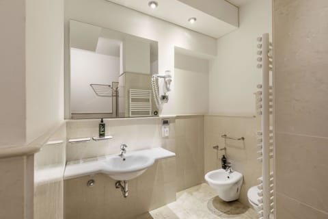 Standard Single Room, Non Smoking | Bathroom | Free toiletries, hair dryer, bidet, towels