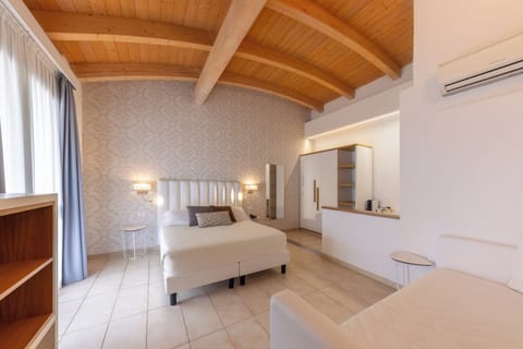 Exclusive Room | Bathroom | Shower, free toiletries, hair dryer, towels