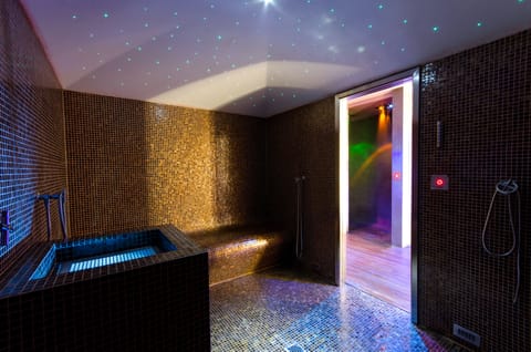 Couples treatment rooms, sauna, hot tub, steam room, Turkish bath