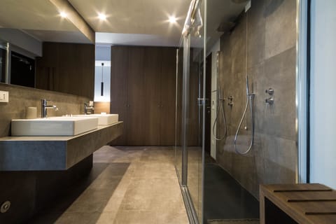 Bathroom | Hair dryer, bidet, towels, soap