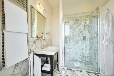 Junior Suite | Bathroom | Shower, free toiletries, hair dryer, bathrobes