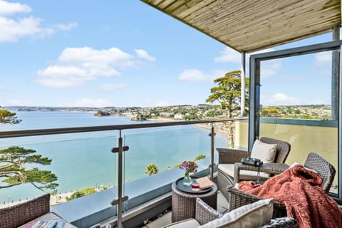 Fresh Escapes - B6 Masts - Sleeps 6 -Torquay - Sea View
