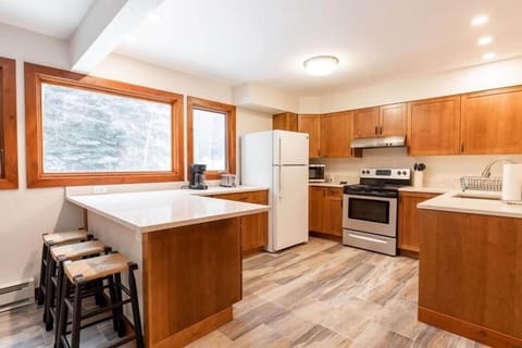 Townhome, 3 Bedrooms | Private kitchen | Fridge, oven, coffee/tea maker, toaster