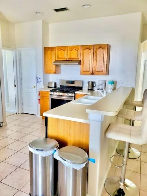 Fully equipped kitchen and breakfast bar