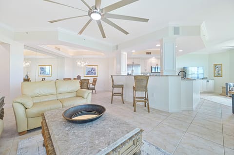 DN905 - Living and kitchen with island