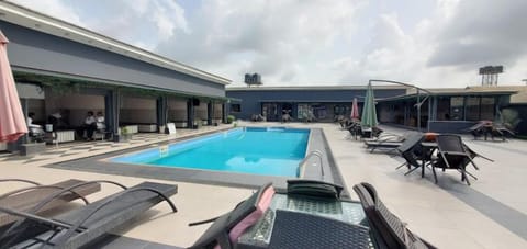 Swim-up bar