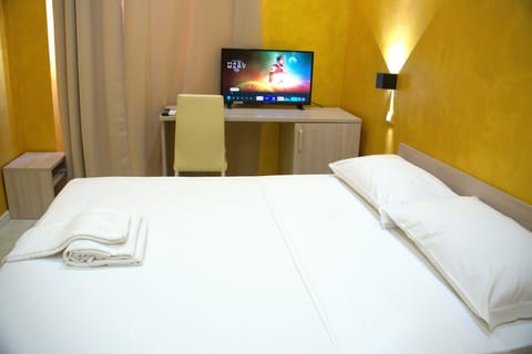 Basic Double Room | Desk, soundproofing, WiFi (free)