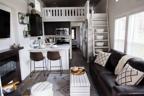 Where cozy meets minimalism: a tiny space with endless charm (1)