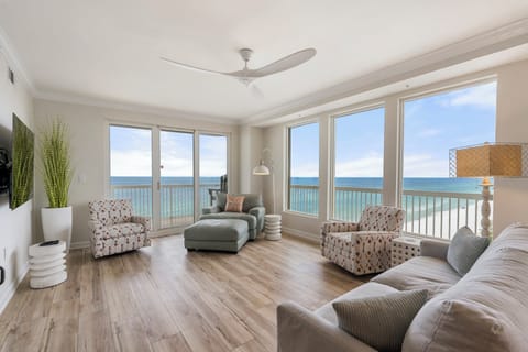 Airy Beachfront Lounge