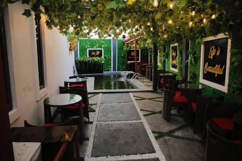 Swim-up bar