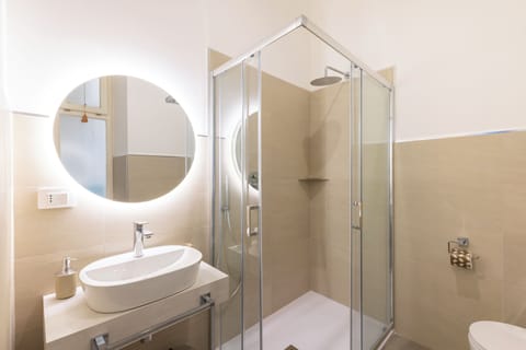 Classic Double Room, 1 King Bed, Non Smoking | Bathroom | Shower, hair dryer, towels, soap