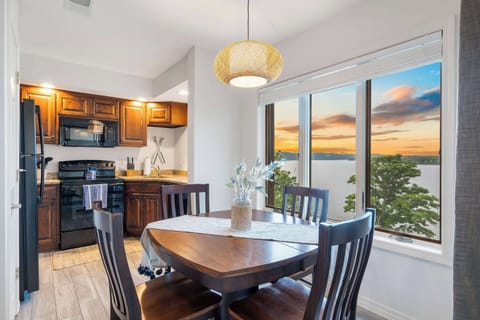 Dining table with seating for 4 and fully equipped kitchen