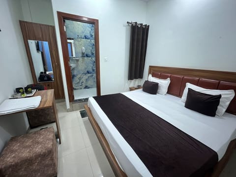 Classic Room, City View | Desk, laptop workspace, iron/ironing board, free WiFi