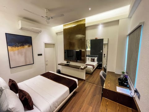 Deluxe Room | Desk, laptop workspace, iron/ironing board (on request), WiFi (free)
