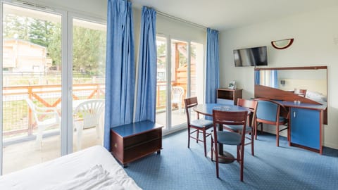 A door beside the dining table leads out to the terrace, with fresh mountain air a step away.