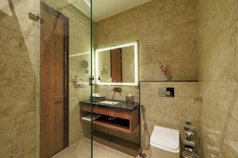 Deluxe Room | Bathroom | Shower, rainfall showerhead, free toiletries, hair dryer