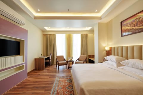 Executive Room | In-room safe, laptop workspace, blackout drapes, soundproofing