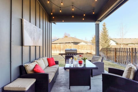 House, Multiple Beds, Patio, Garden View (Bend's Artful Adventure) | Outdoor dining