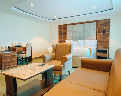 Royal Room | Desk, laptop workspace, free WiFi