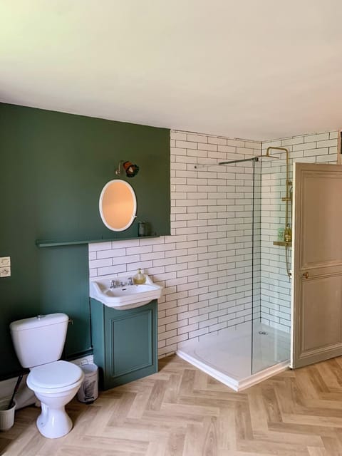 Twin Room, Park View | Bathroom | Hair dryer, towels, soap, shampoo