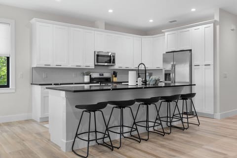 Additional seating for an intimate breakfast or entertaining.