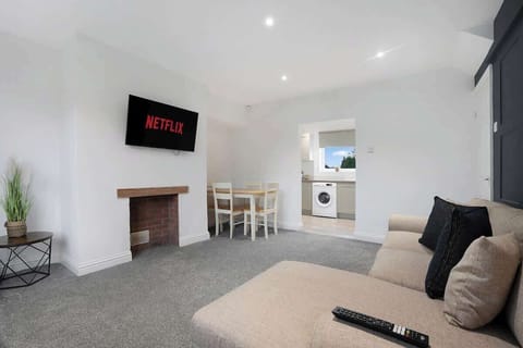 Spacious living room equipped with a 32-inch SMART TV with Netflix and plenty of space to sit down and relax. 