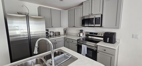 fully equipped kitchen 