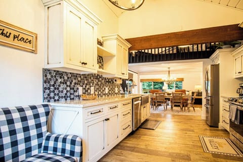 Fantastic space for cooking and entertaining!