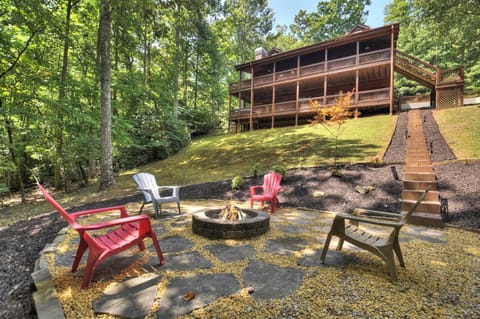 Lazy Creek cabin rental is a pet-friendly cabin rental in North Georgia