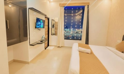 Deluxe Room, 1 King Bed, Smoking, Private Bathroom | Desk, blackout drapes, soundproofing, iron/ironing board