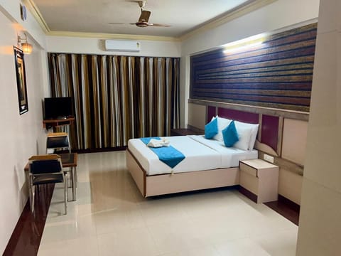 Executive Double Room | Minibar, in-room safe, individually decorated, individually furnished