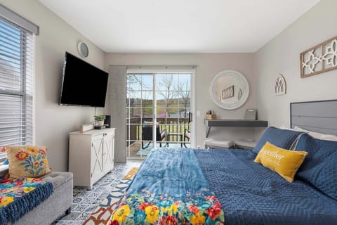 Queen Bed with TV and direct balcony access