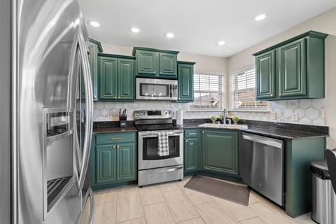 Beautiful fully stocked kitchen!