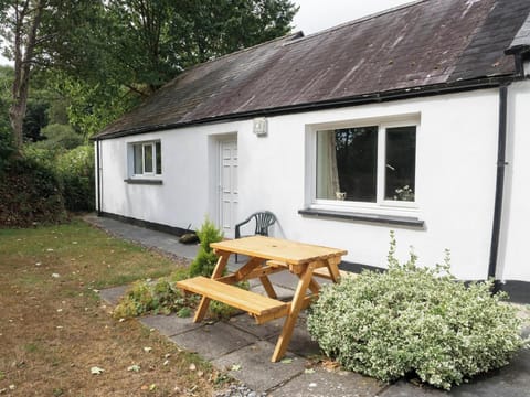 Garden area with picnic table