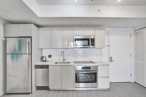 Deluxe Apartment, 2 Bedrooms, Balcony | Private kitchen