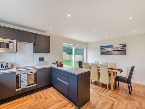 Kitchen | The Caddy’s Lodge - The Drive Cottages, Bamburgh